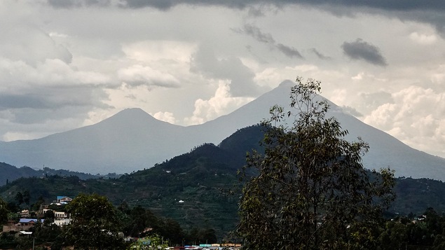 Des montagnes imposantes sous un ciel nuageux.