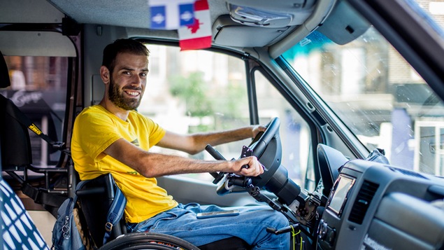 Samuel Marie au volant de son véhicule