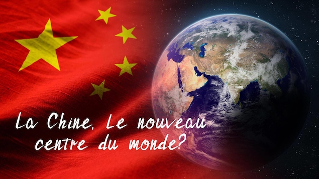 Drapeau de la Chine et un globe terrestre avec inscription: La Chine, le nouveau centre du monde?