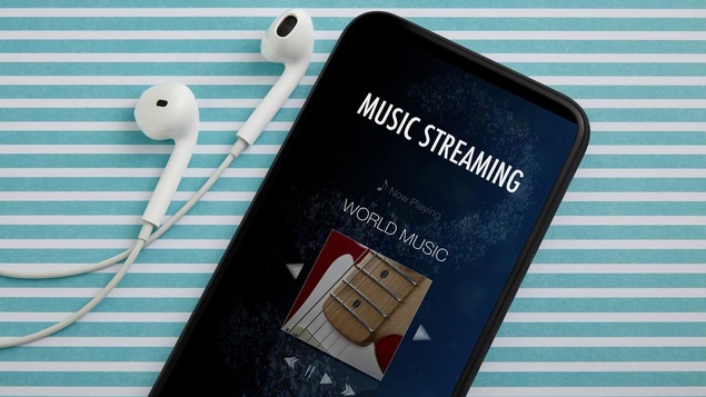 Un téléphone avec des écouteurs et une application de musique en continu