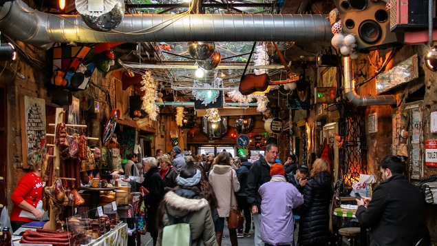 Des personnes déambulant dans un bar de Budapest