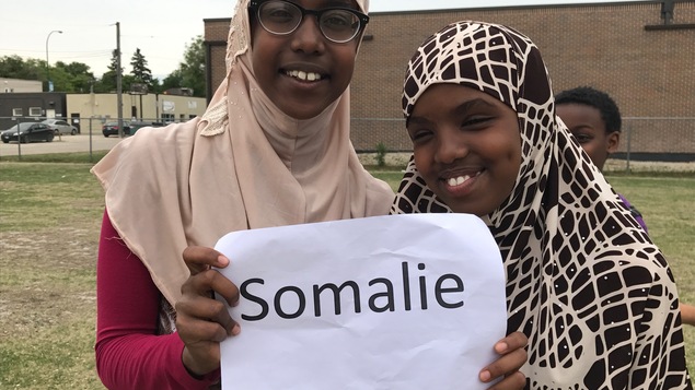 Deux jeunes filles d'une école primaire tiennent une affiche avec le mot ''Somalie'' qui affiche leur origine africaine Deux jeunes filles d'une école primaire tiennent une affiche avec le mot ''Somalie'' qui affiche leur origine africaine