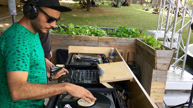 Le DJ brésilien Marcus Freitas en prestation aux Jardins Gamelin.