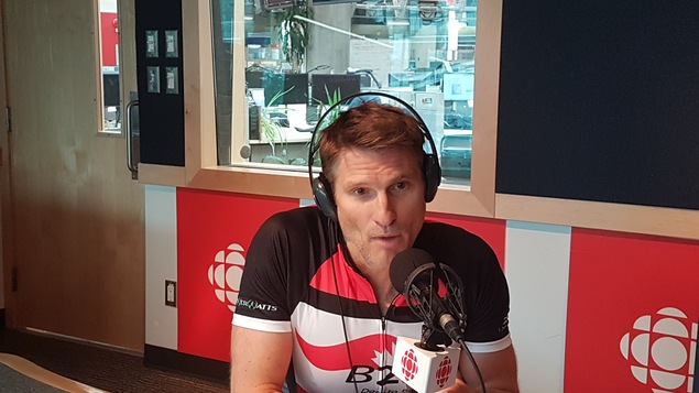athlète dans un studio avec casque d'écoute
