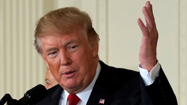 Donald Trump, devant un micro.