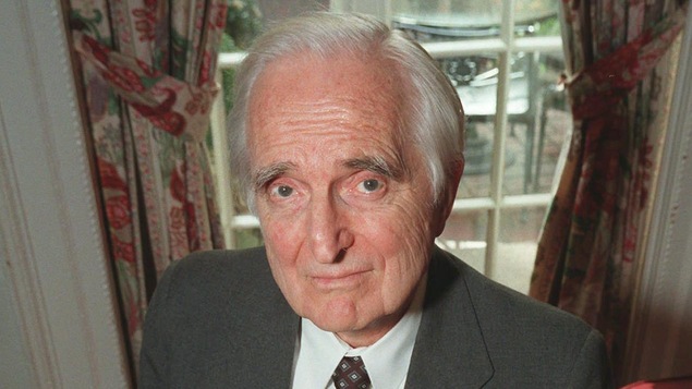 Une photo d'archives de Douglas Engelbart. Sur cette photo, il a les cheveux blancs et porte un complet gris, une chemise blanche et une cravate foncée.