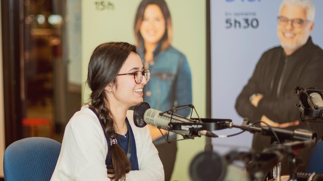 Une femme est entrevue pour la radio.