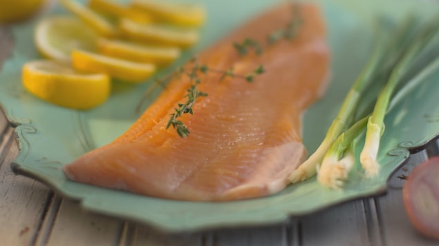 Un filet d'omble chevalier dans une assiette
