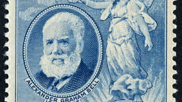 Un vieux timbre de Postes Canada avec le visage d'Alexander Graham Bell.