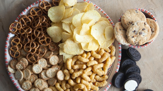 Des aliments transformés présentés sur une table.