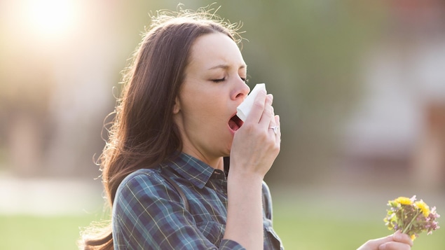 Une femme souffre d'une allergie.