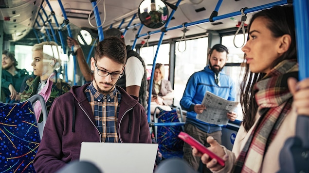 Un homme travaille dans l'autobus.