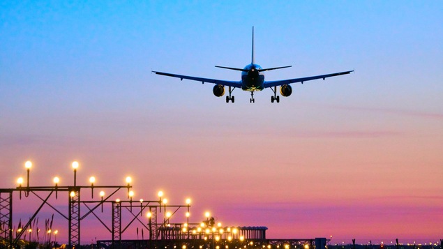 Un avion atterrit à Barcelone, en Espagne.