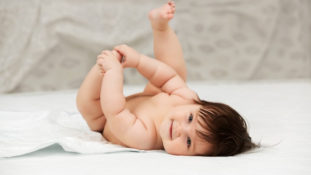 Un bébé couché par terre.