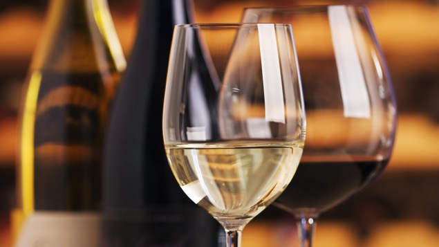 Deux bouteilles de vin déposées sur une table.