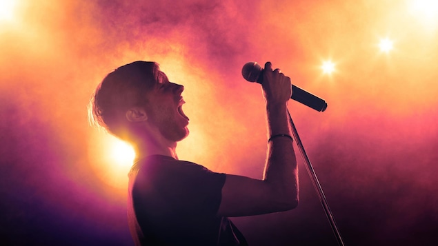 Un chanteur crie sur scène.