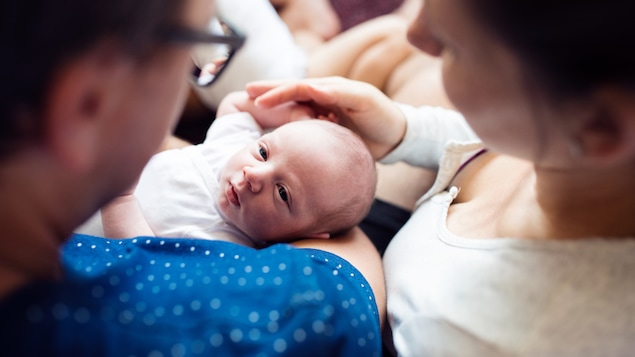 Un couple avec son bébé
