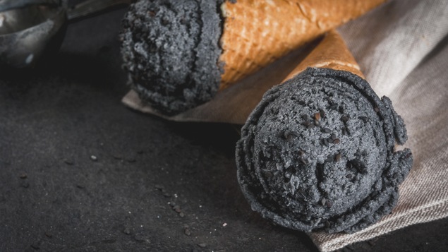Les amoureux de la nourriture aiment beaucoup la crème glacée noire.