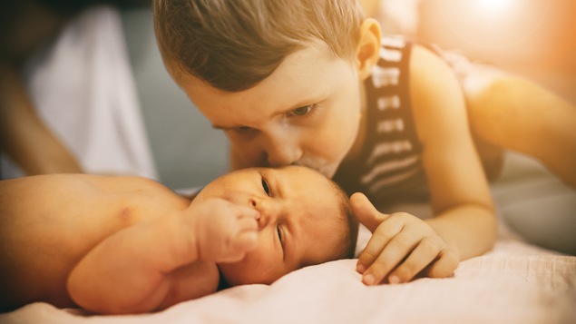 L'arrivée d'un deuxième enfant dans une famille peut être la source de stress pour l'aîné.