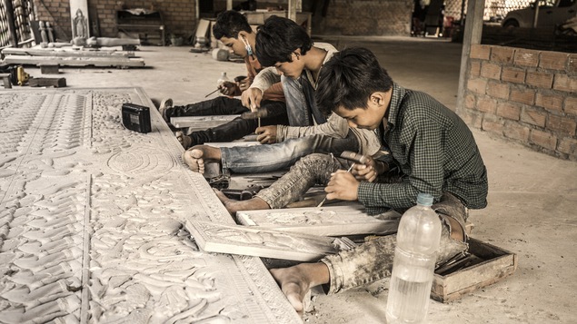 Des enfants cambodgiens travaillent.