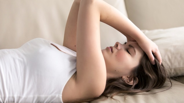 Une femme souffre d'anxiété.