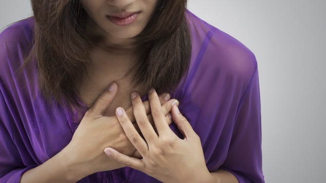 Une femme souffrant d'une crise cardiaque