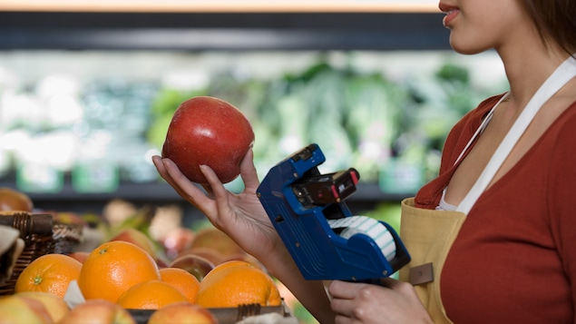 Les codes PLU sont présents sur les fruits et les légumes en vrac, et non sur ceux vendus sous vide.