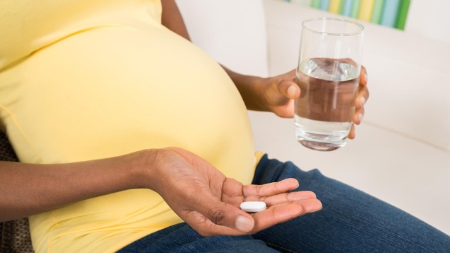 Médicaments et femmes enceintes ne font pas toujours bon ménage. Mieux vaut vous informer à votre pharmacien.