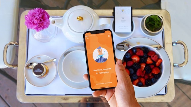 Une personne télécharge l'application Headspace.