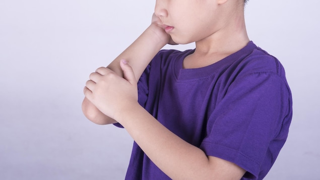 Un jeune garçon éprouve du mal à son coude droit.