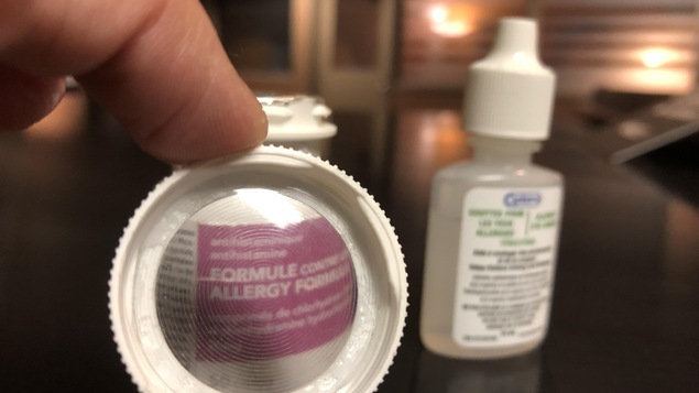 Le couvercle de la bouteille de médicaments imaginée par Frédéric Dupuis est muni d'une loupe.