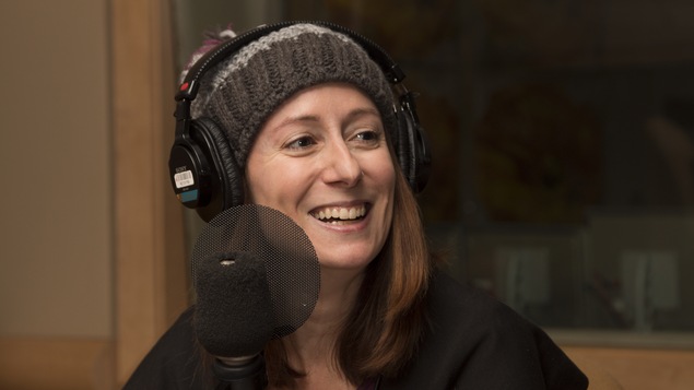 Marie-Julie Gagnon, vêtue d'une tuque, au micro des Éclaireurs.