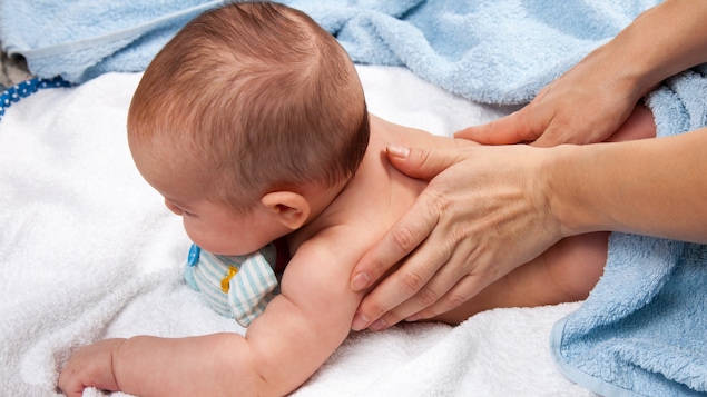 Le massage diminuerait la douleur, notamment chez les prématurés.