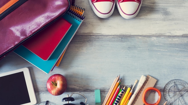 Du matériel scolaire sur une table.