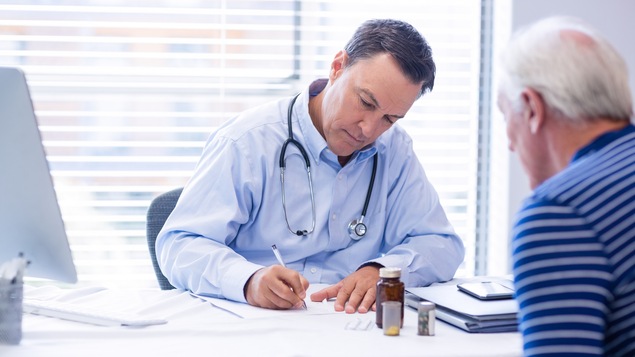 Un patient avec son médecin de famille