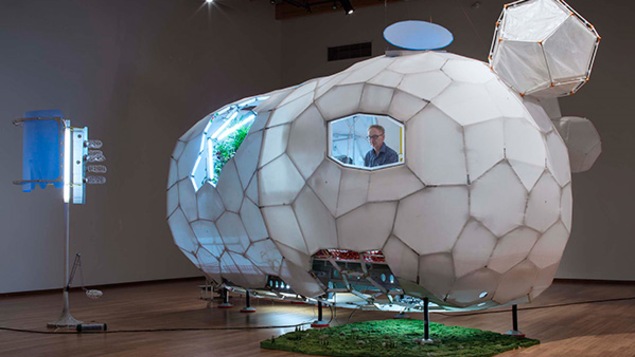 Daniel Corbeil se tient dans l'installation qu'il a imaginée.