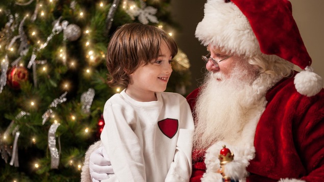 Un enfant sourit au père Noël.