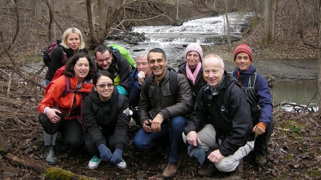 Des participants au programme marchent dans le parc-nature du Ruisseau-De Montigny.