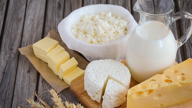 Des produits laitiers présentés sur une table.