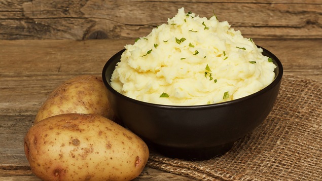 Une purée de pommes de terre servie sur une table.