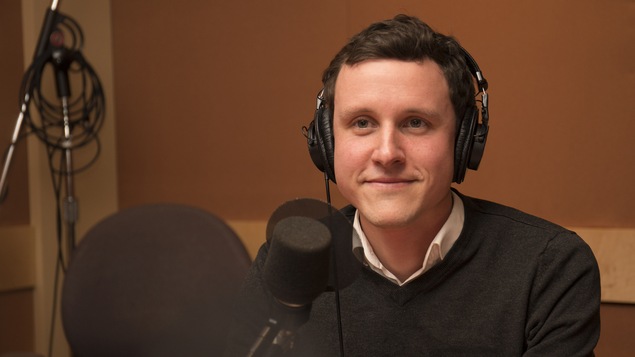L'omnipraticien Simon-Pierre Landry sourit au micro de Sophie-Andrée Blondin
