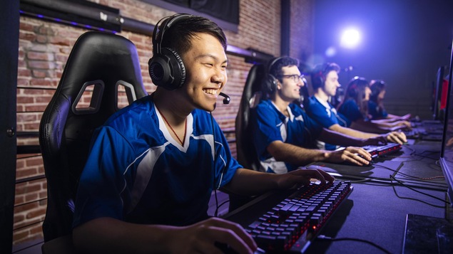 Des jeunes jouent en réseau à un jeu vidéo.