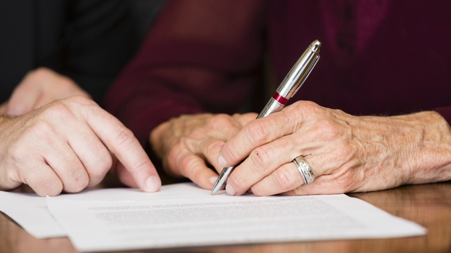 Une personne parcourt son testament avec son liquidateur.