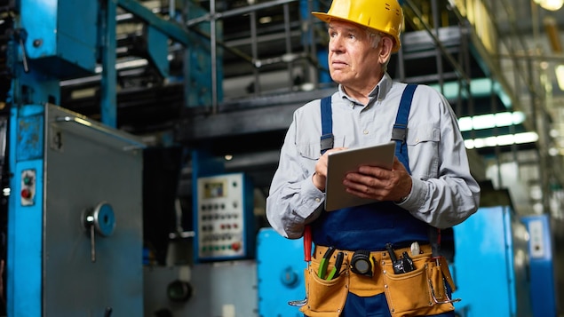 Un travailleur dans une usine