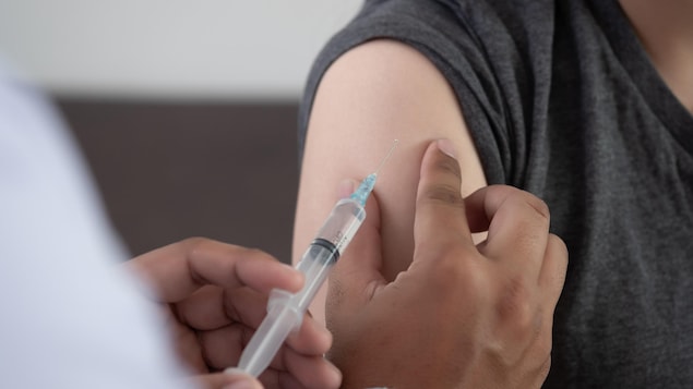 Une personne se fait vacciner.
