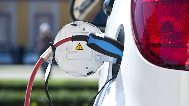 Une voiture électrique est rechargée.