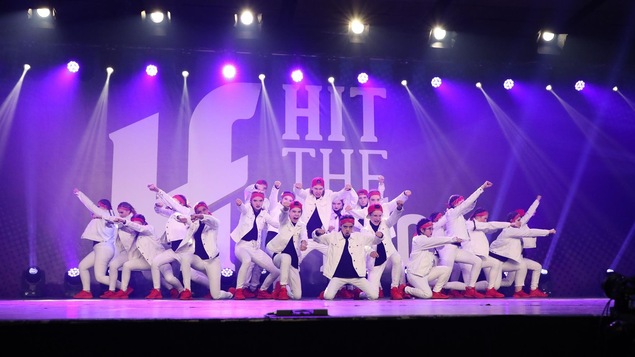 Des membres de l'école de danse Christine Bourque sur scène lors de la compétition Hit the floor à Lévis