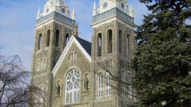 Une vieille église en pierre avec deux tours à clochers.