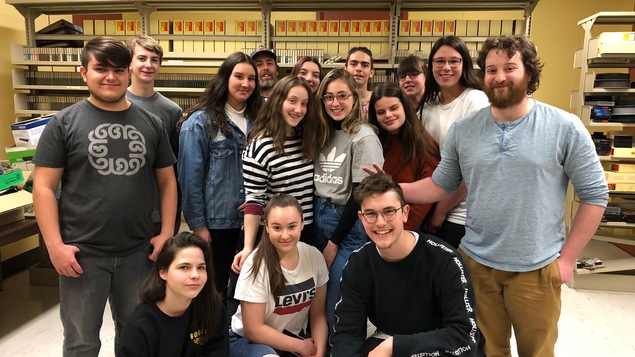 Élèves de l'option cinéma de la polyvalente Des Baies de Baie-Comeau et leur enseignant Nicolas Bouchard