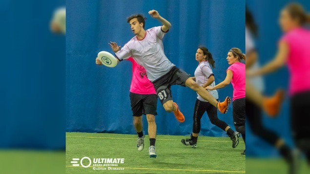 Le joueur de Ultimate Émilio Fortin en plein action